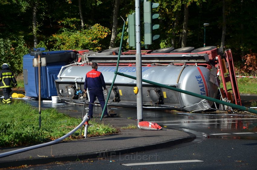 VU Tanklastzug umgestuerzt Huerth Industriestr P362.JPG